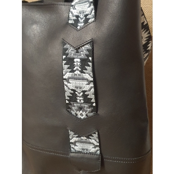 Duża etniczna czarna skórzana torba na ramie z pasem chumbi .